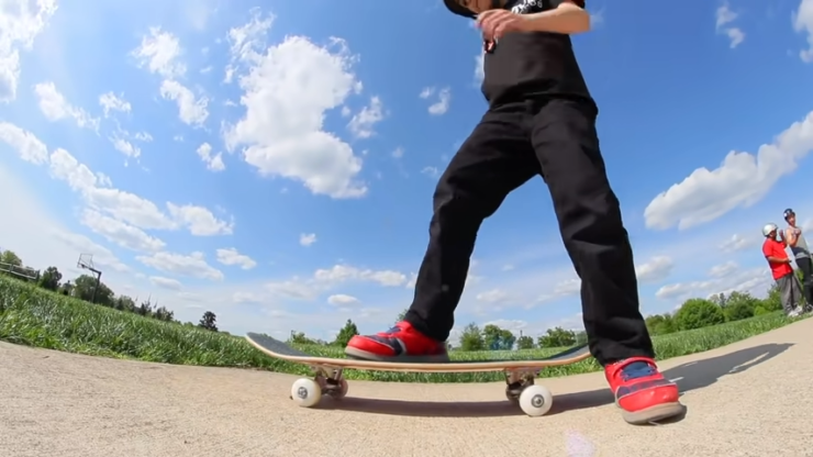 7 Best Beginner Skateboard for Kids 2022 - Awesome Picks 1